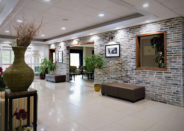 Days Inn & Suites By Wyndham Savannah North I-95